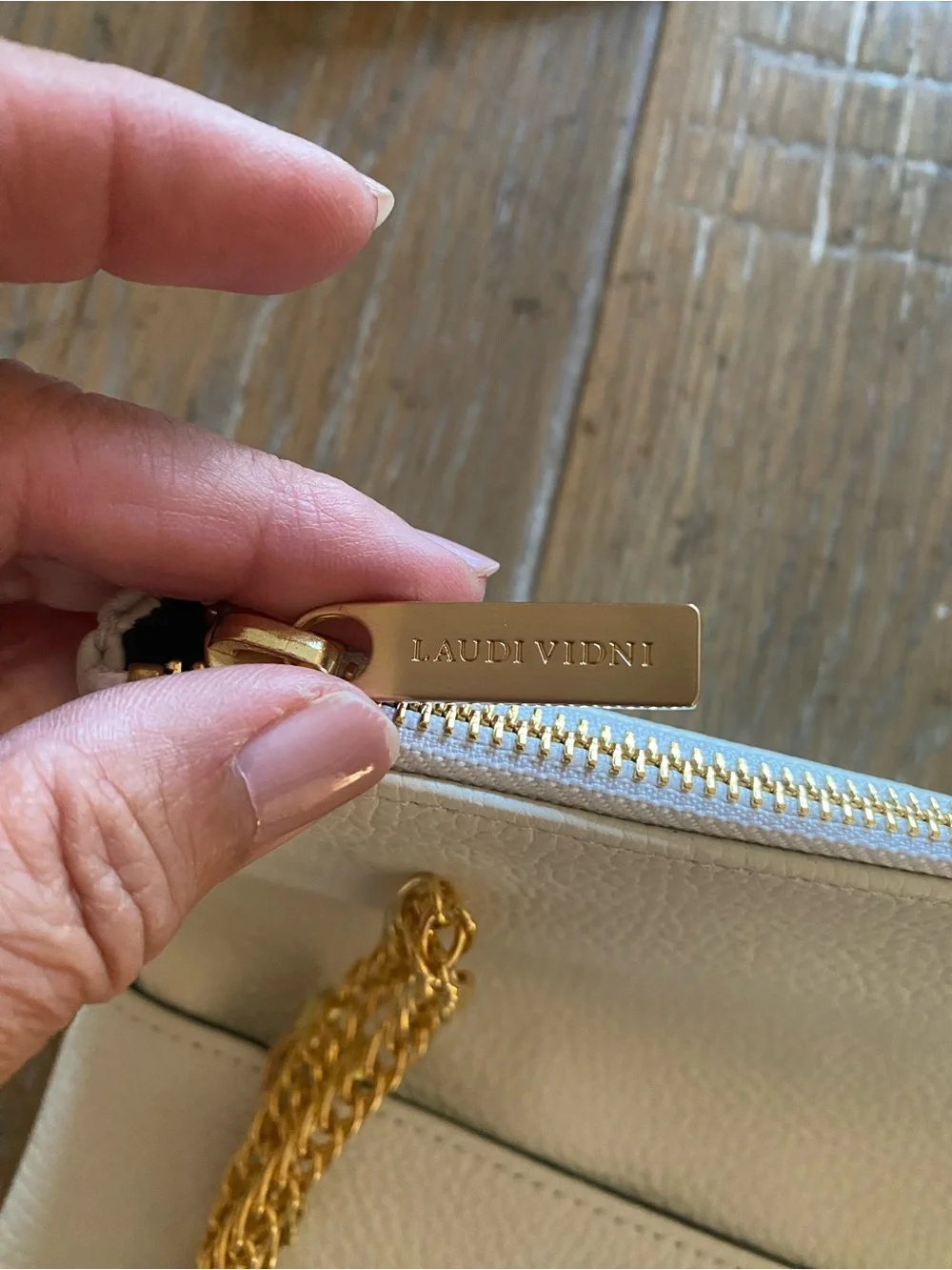 Laudi Vidni White leather bag with gold chain handle